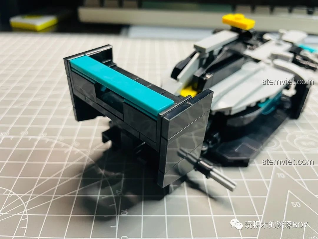 Lắp ráp cánh gió sau cho mô hình xe đua F1 KAZI KY6104, một chi tiết quan trọng về khí động học.