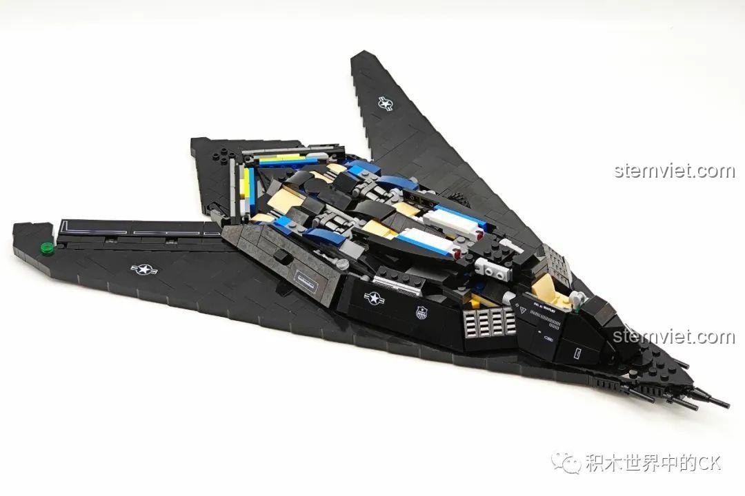 Mô hình JIESTAR 58058 trong giai đoạn lắp ráp phần cánh, hình dáng đặc trưng của máy bay F-117A đã thành hình.