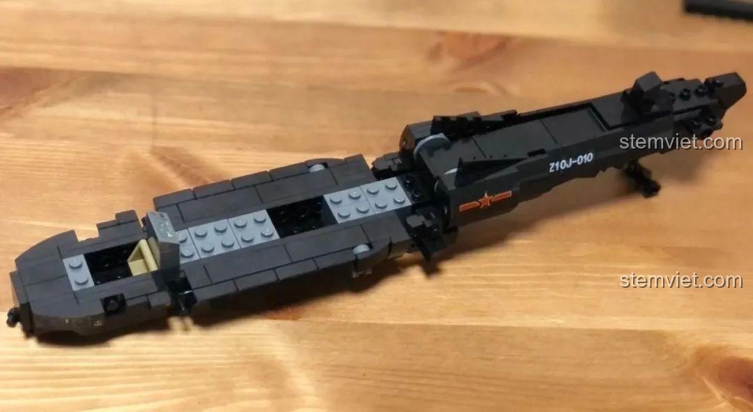 Lắp ráp cánh ngắn và phần động cơ của mô hình Sembo 202119 Trực thăng tấn công Z-10, với các chi tiết ống xả.