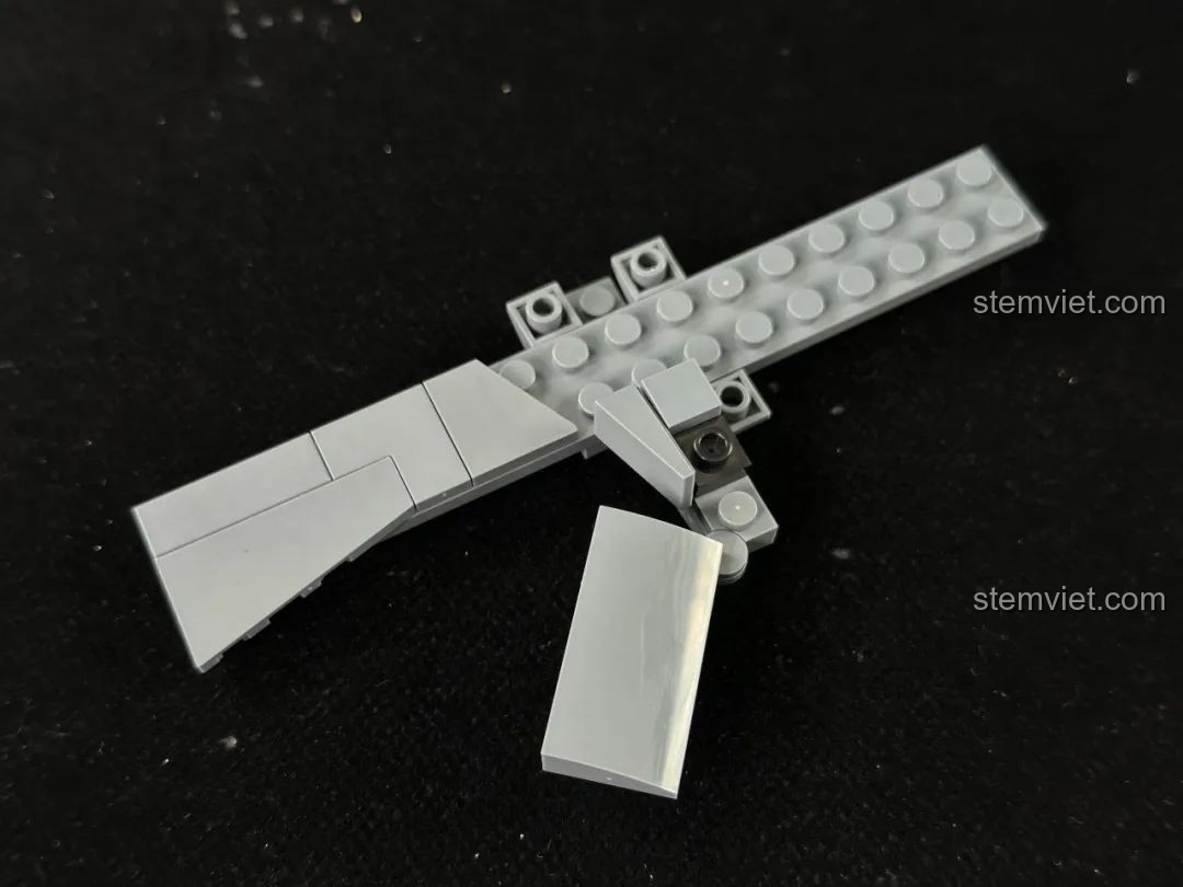 Lắp ráp chi tiết cánh tà nhỏ phía sau của mô hình máy bay ném bom chiến lược tàng hình H-20.