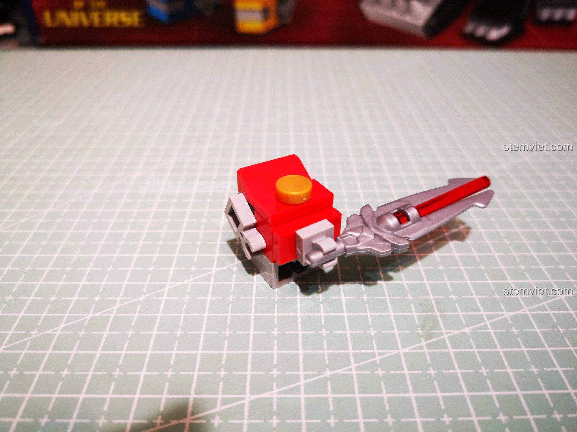 Lắp ráp cánh tay Đỏ của Voltron, được trang bị thanh gươm ánh sáng.