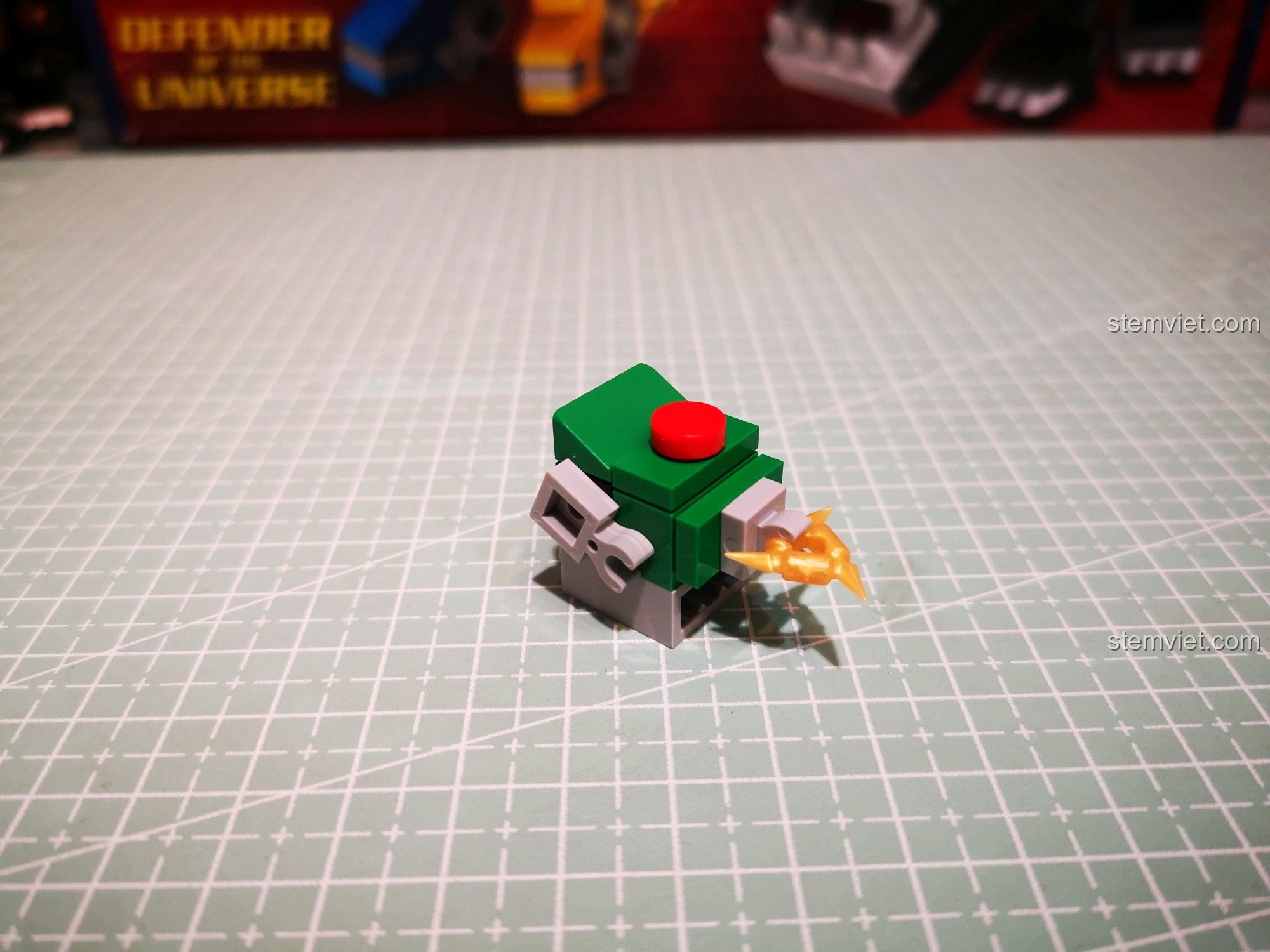 Lắp ráp cánh tay Xanh lá của Voltron với vũ khí màu vàng.