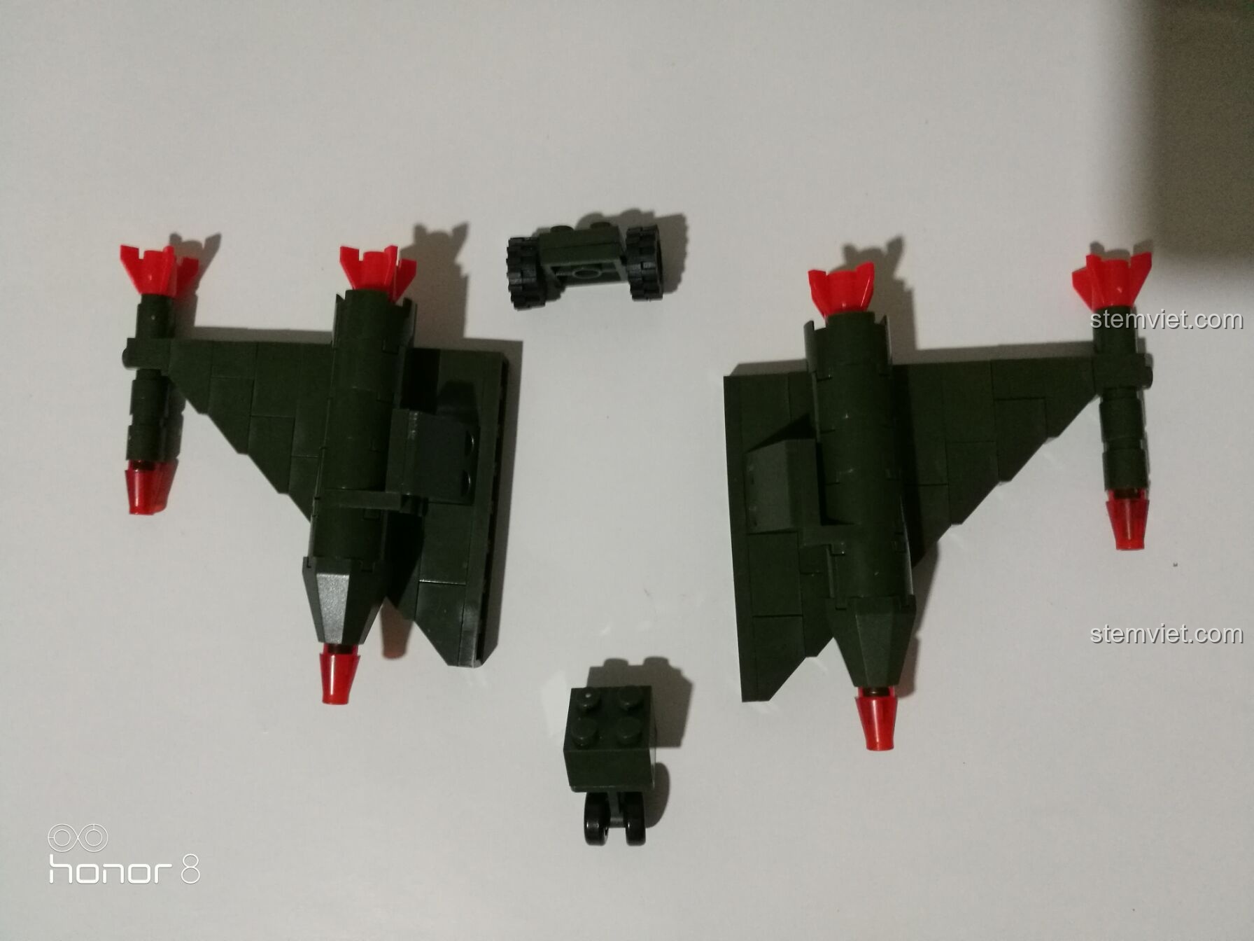 Các bộ phận cánh, tên lửa và bánh xe của máy bay Enlighten 0275 được lắp ráp riêng trước khi gắn vào thân chính.