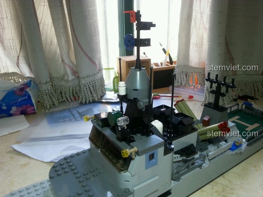 Cầu tàu của bộ lắp ráp GUDI 8026 Tàu Hộ Vệ Tên Lửa đang được lắp ráp, với các chi tiết như bảng điều khiển và cửa.