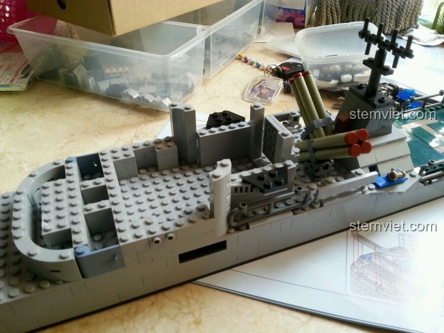 Các cấu trúc trên boong tàu của bộ lắp ráp GUDI 8026 Tàu Hộ Vệ Tên Lửa đang được xây dựng, bao gồm hệ thống tên lửa.