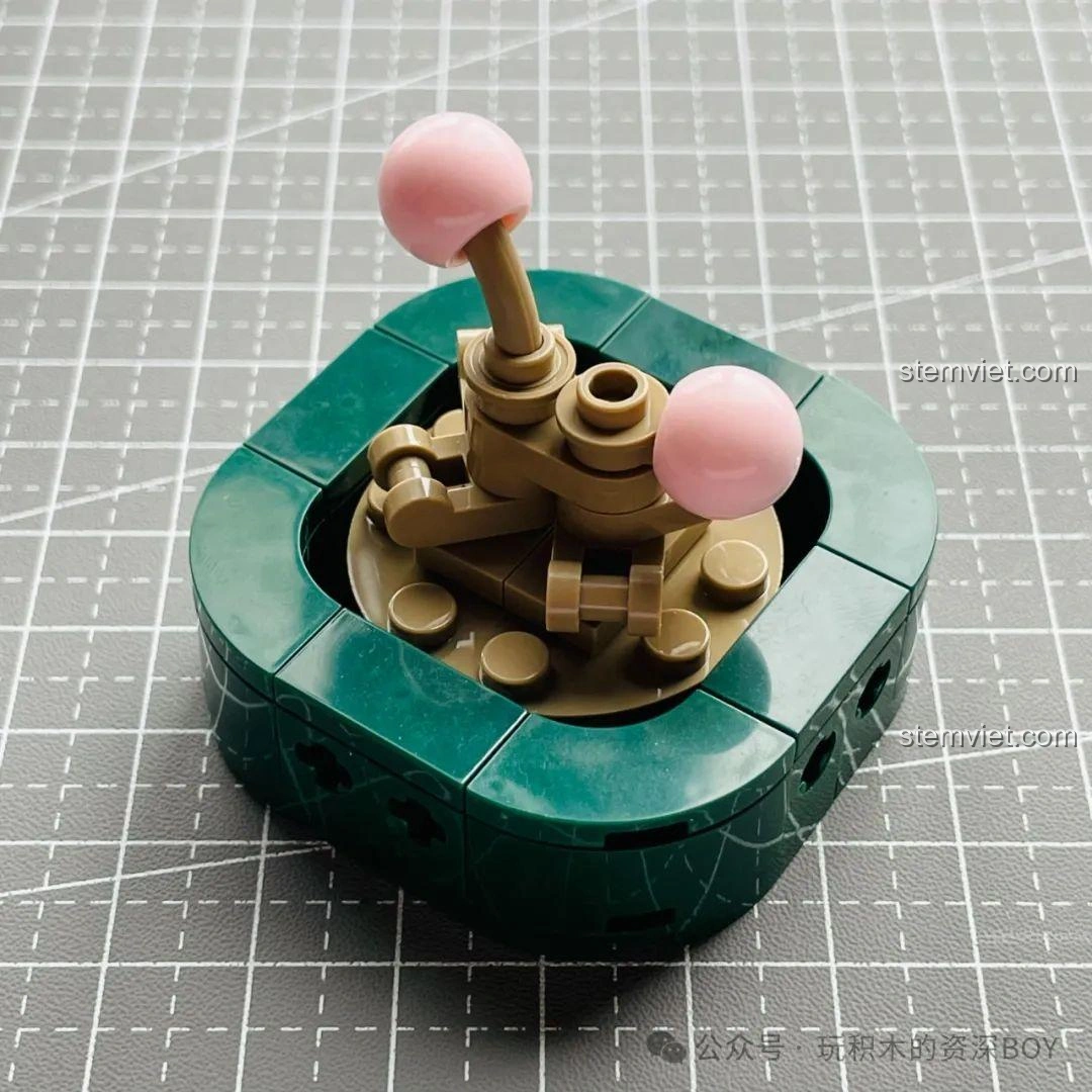 Mô hình cây mọng nước tròn JAKI JK2727 đang trong quá trình lắp ráp, với các nhánh đầu tiên được gắn vào.