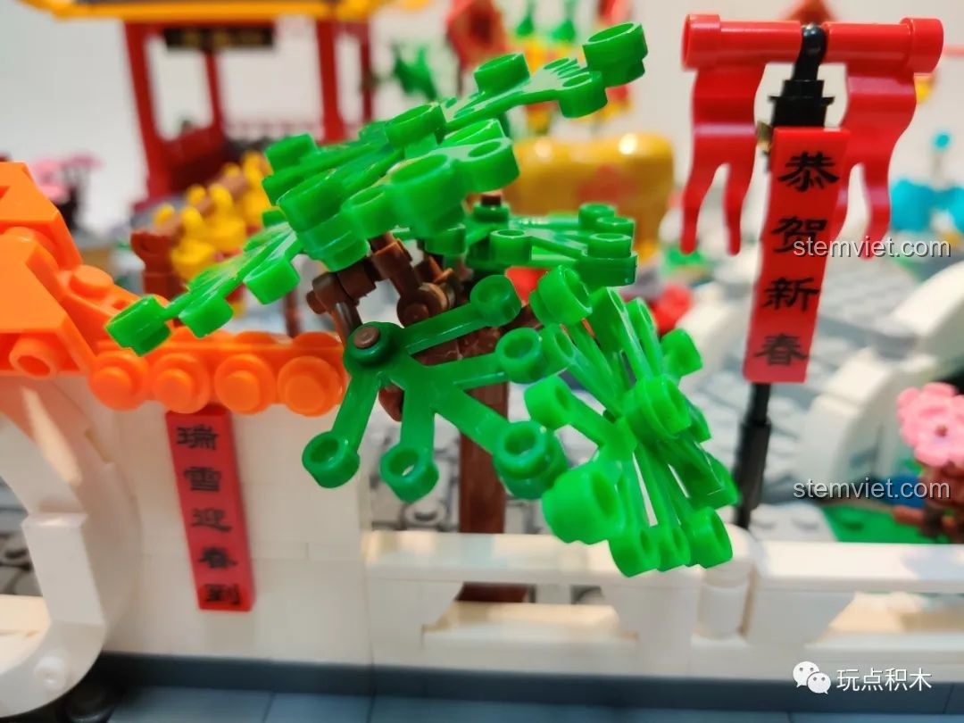 Cây xanh được lắp ráp trong bộ WOMA C9123, một chi tiết tăng thêm sức sống cho khu vườn.