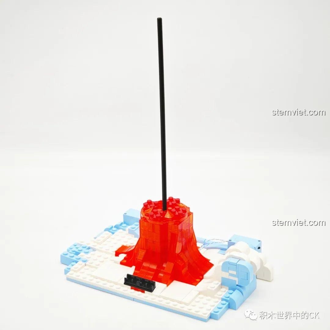 Quá trình lắp ráp phần đế của mô hình tên lửa SEMBO 203359, với các chi tiết màu cam trong suốt tạo hiệu ứng lửa.