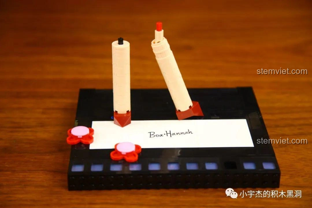 Quá trình lắp ráp phần chân của mô hình Boa Hancock KBOX 10303, với các mảnh ghép màu trắng và đỏ.