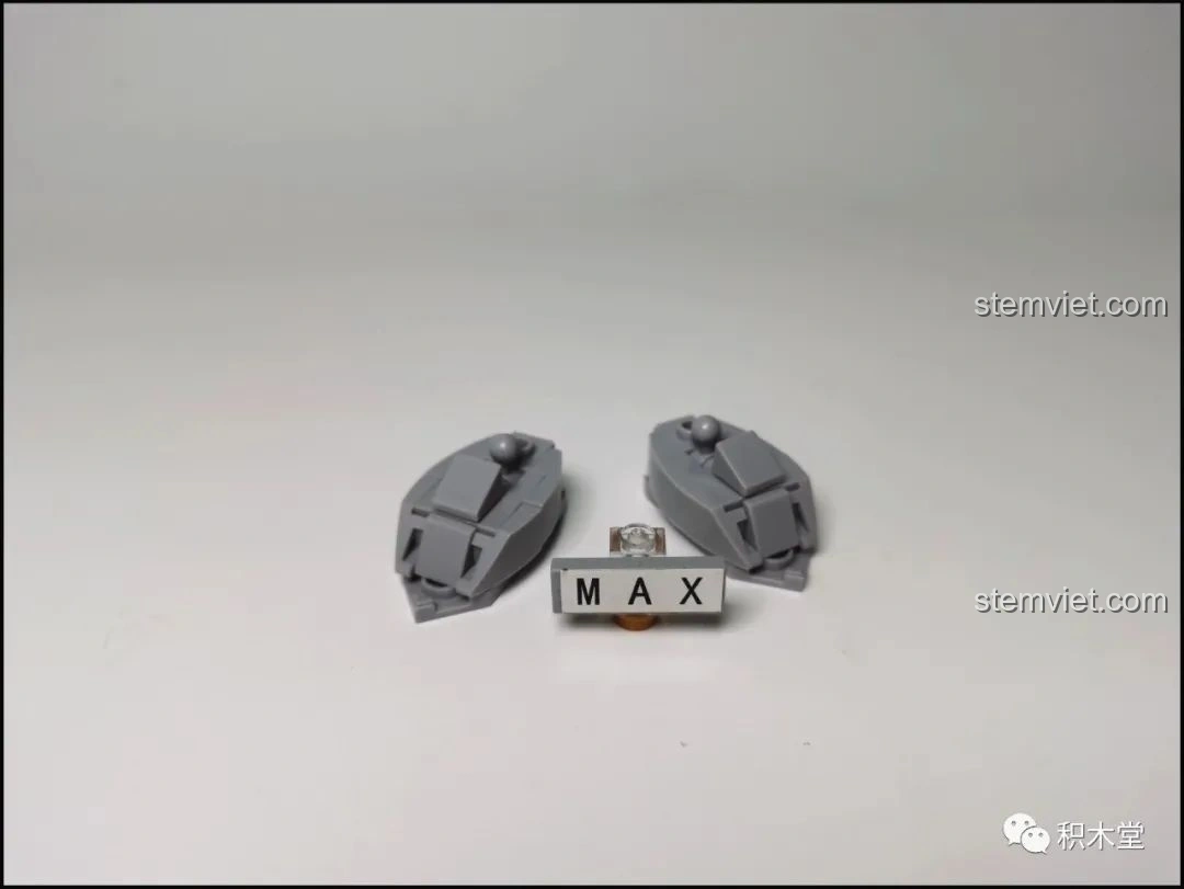 Bước đầu tiên lắp ráp chân của mô hình Sluban Q-Bricks Quan Vũ.