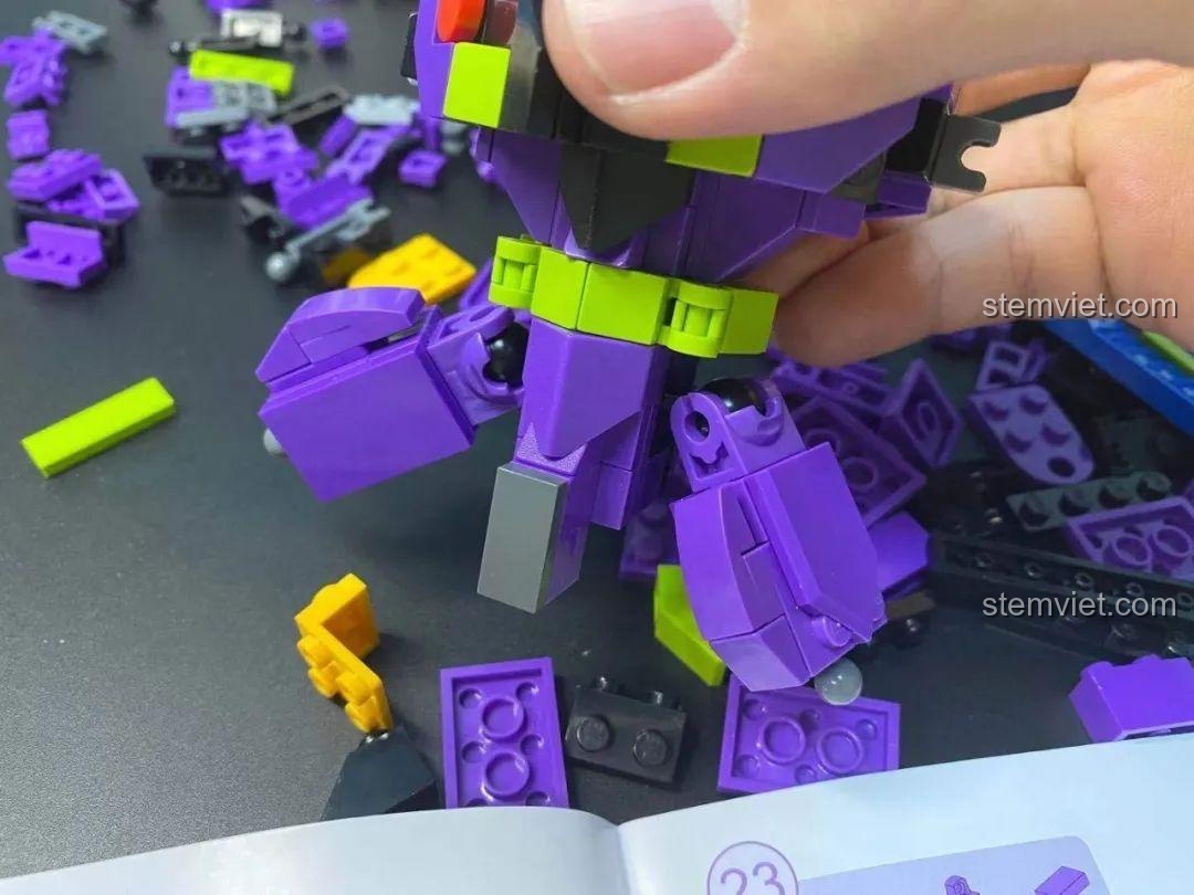 Lắp ráp phần chân của robot Evangelion Keeppley K20302 với các khớp cầu chắc chắn.