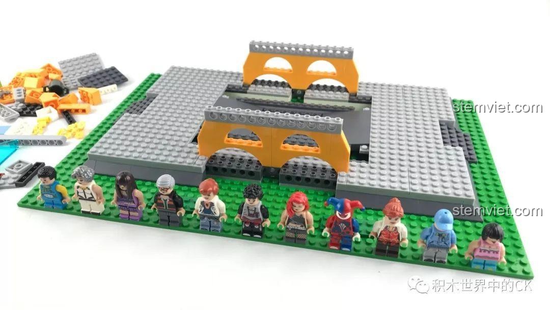 Lắp ráp các chi tiết trang trí màu vàng cam cho phần chân trụ của Vòng Quay Mặt Trời Winner 7036.