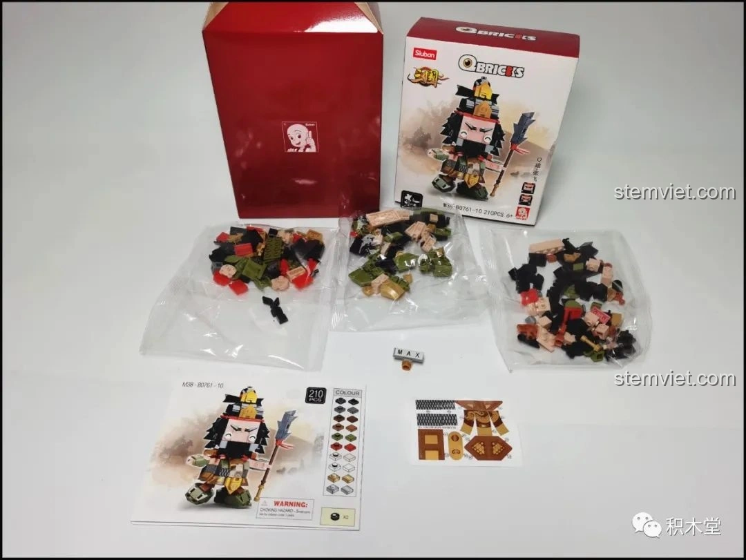 Bước đầu tiên lắp ráp chân của mô hình Sluban Q-Bricks Trương Phi.