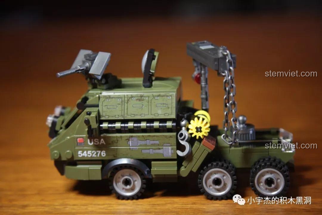 Quá trình lắp ráp xe kéo M26 Dragon Wagon với các chi tiết cần cẩu và máy móc được thêm vào.