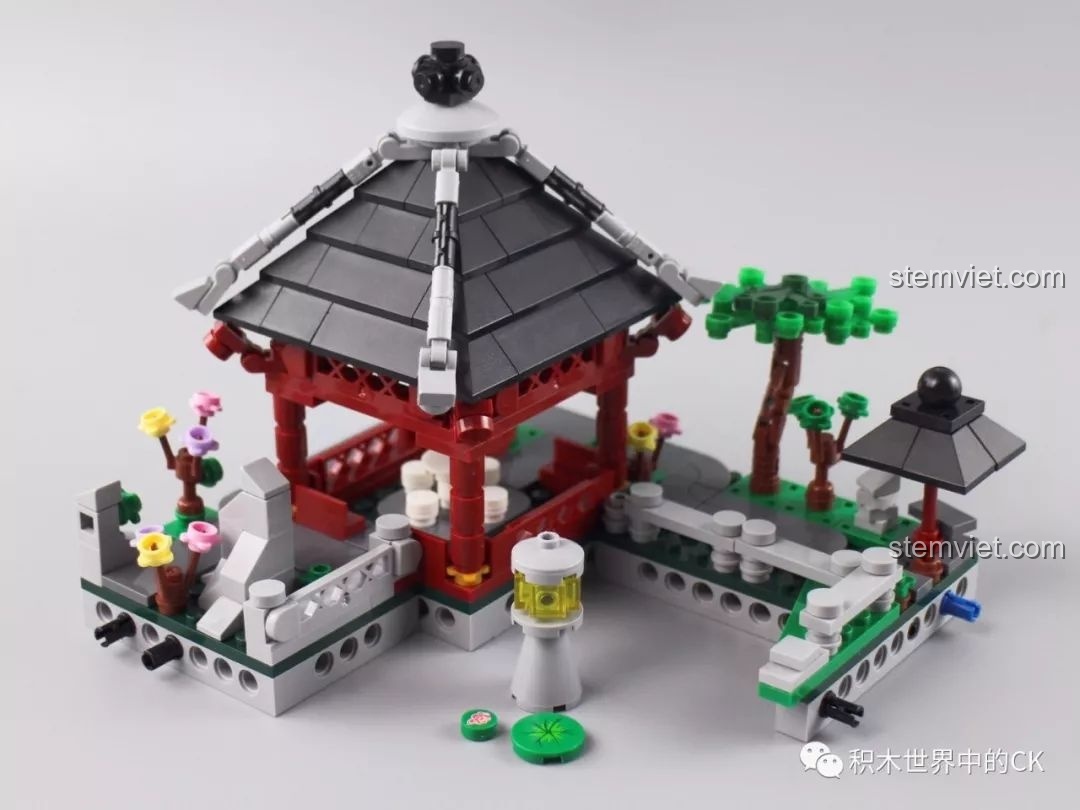 Mô hình Thương Lãng Đình gần hoàn thiện với các chi tiết cây xanh và đèn trang trí được thêm vào.