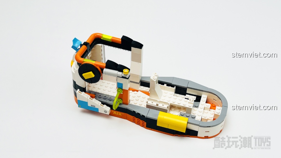 Quá trình lắp ráp các chi tiết cyberpunk như ống dẫn và tua-bin vào thân giày của bộ lắp ráp AREA-X AX0030.