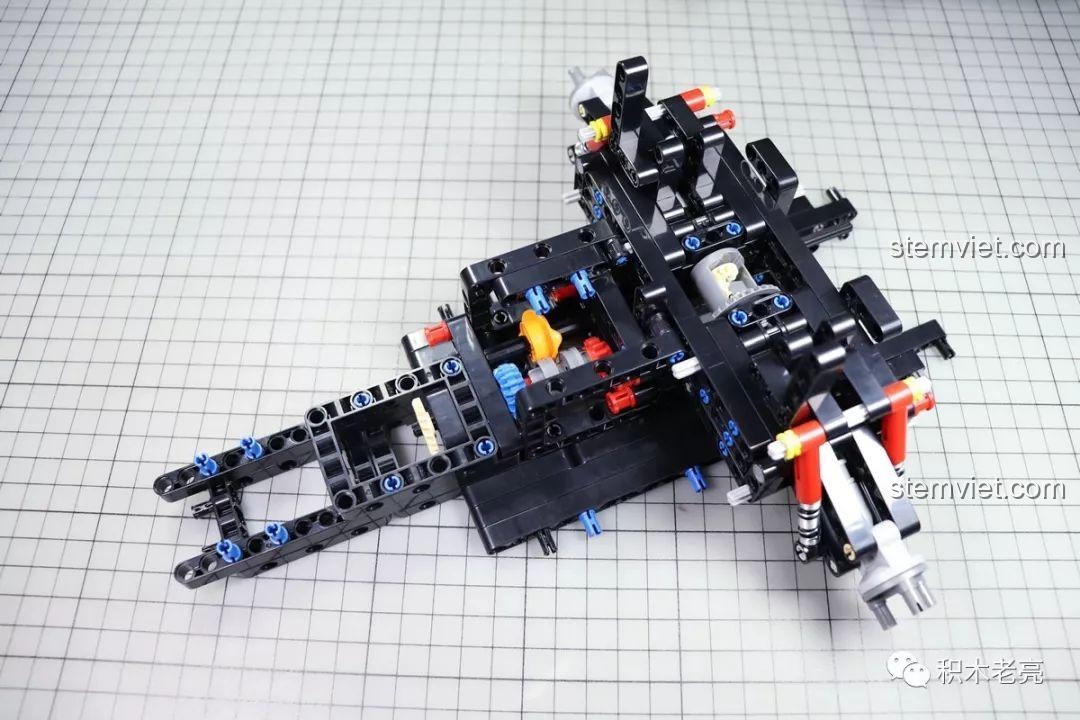 Tiến độ lắp ráp khung gầm bộ đồ chơi Lamborghini Aventador SVJ Roadster LZ2101, các chi tiết dần được kết nối. Review Lezhuang LZ2101.