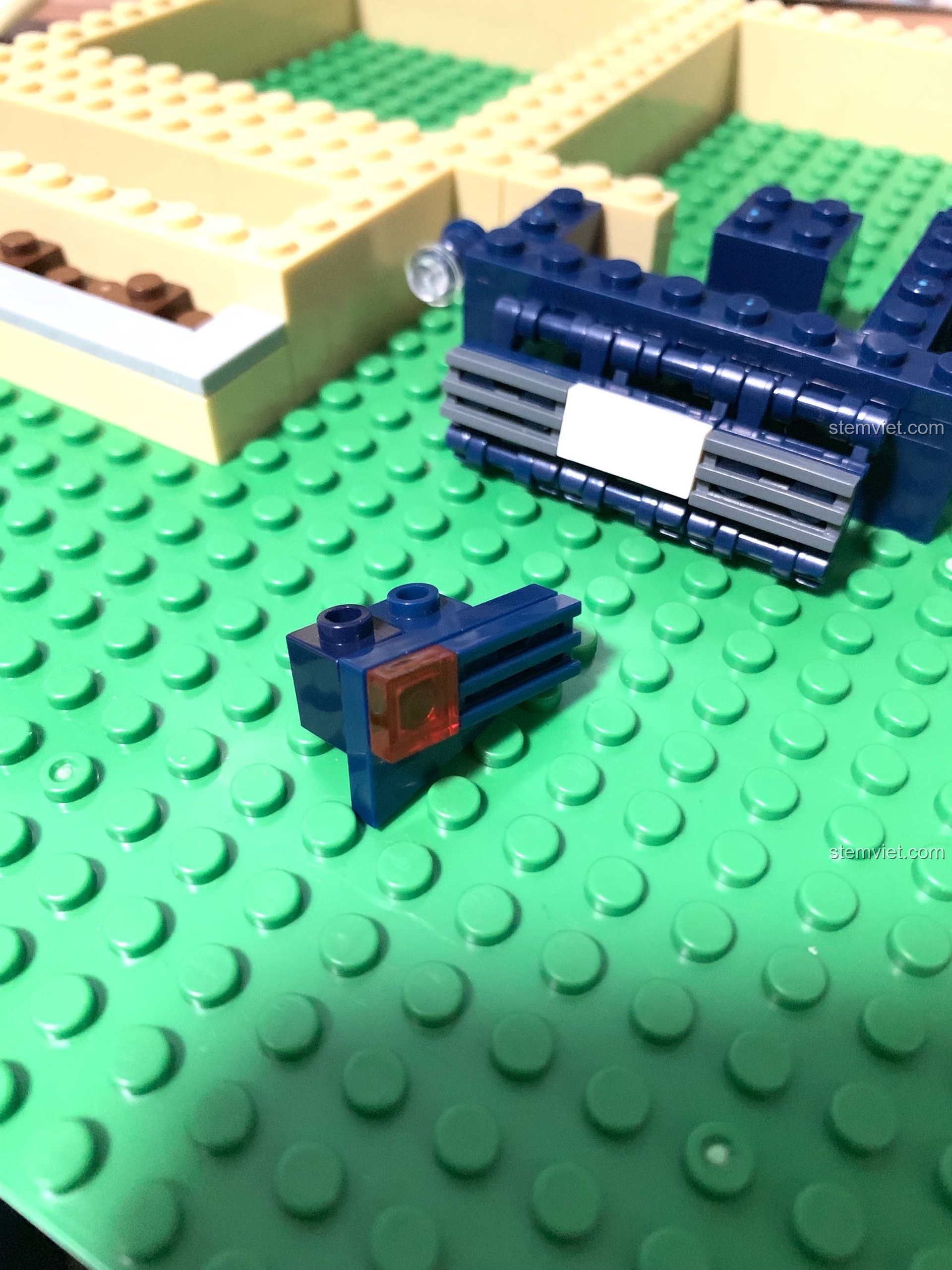 Chi tiết nhỏ đang được lắp ráp trong giai đoạn đầu của mô hình WANGE 6313 Tòa nhà phố ẩm thực.