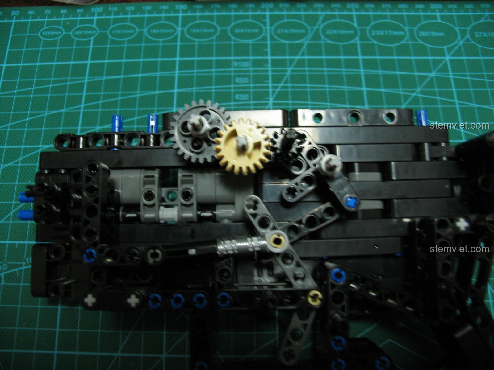 Lắp ráp các chi tiết nhỏ như nắp che buồng đạn trên thân súng CaDA C81005.