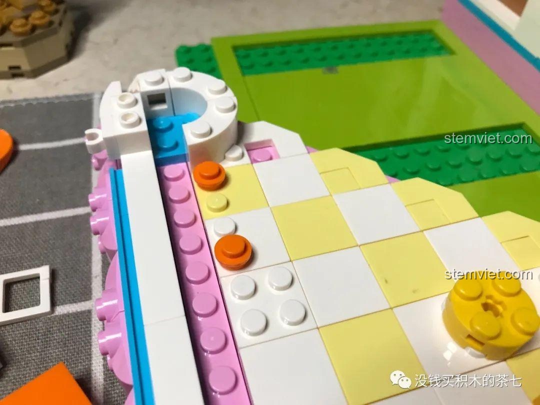 Quá trình lắp ráp các chi tiết tròn nhỏ lên sàn của Lâu Đài Hoàng Gia 604003.