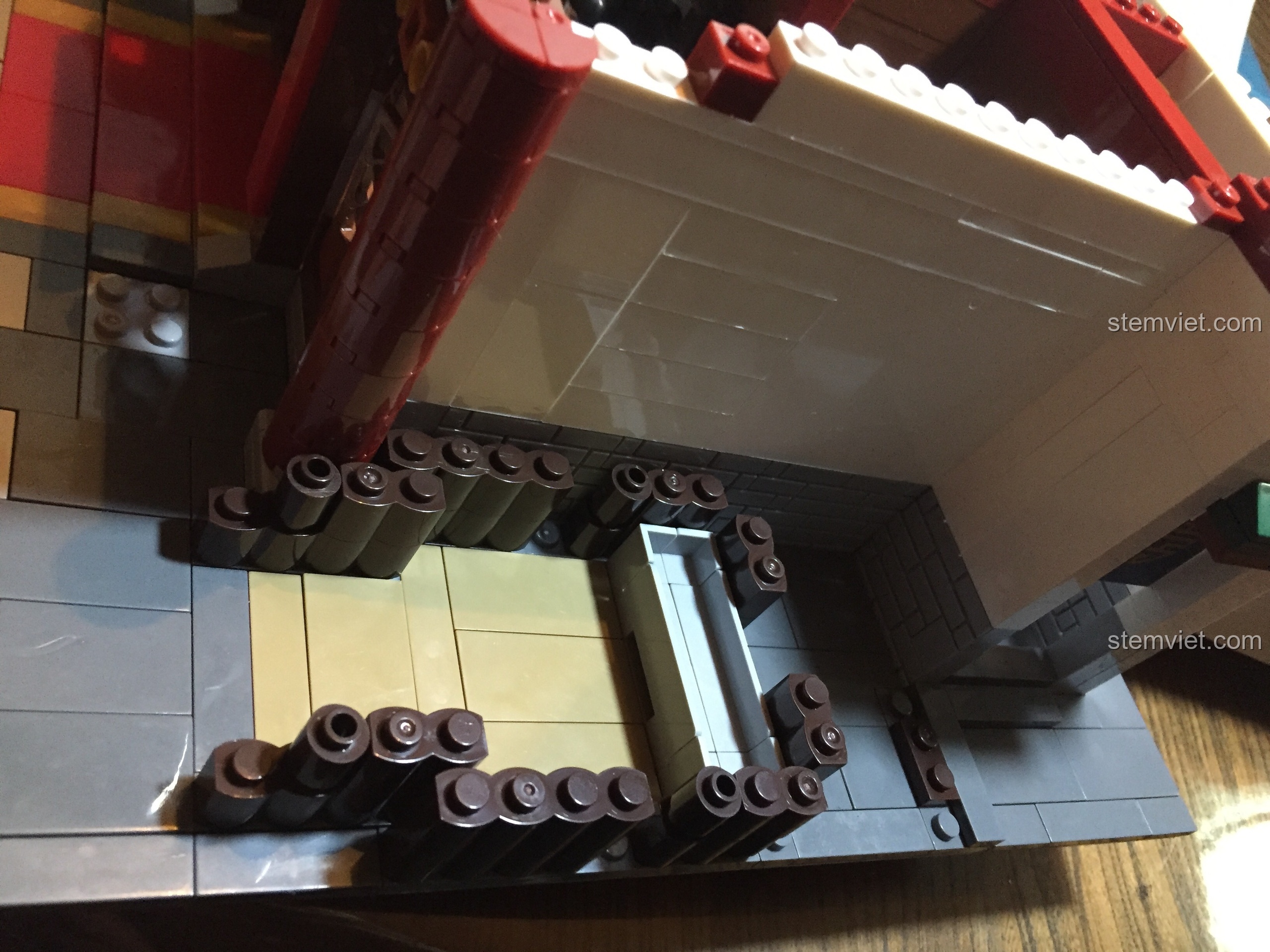 Quá trình lắp ráp máng cỏ cho ngựa trong khu vực chuồng ngựa của bộ XINGBAO 1022.