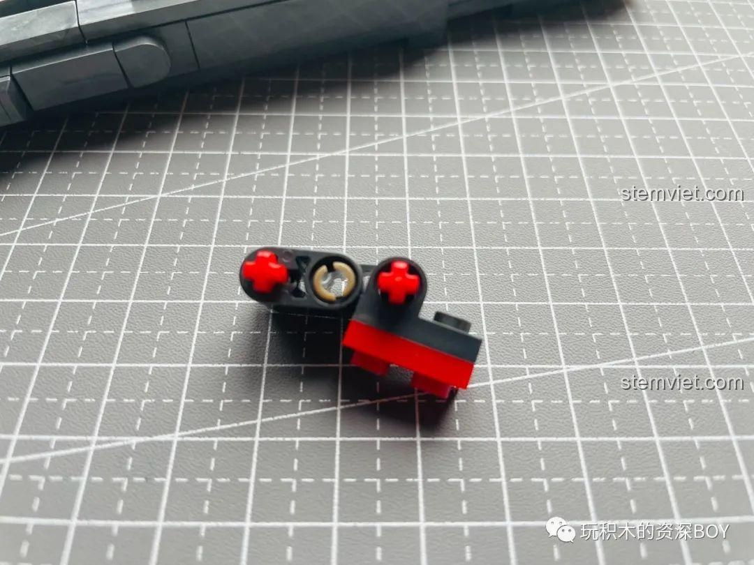 Cận cảnh các chi tiết nhỏ của cơ chế bắn PanlosBrick 670007 M1911, bao gồm các chốt và lò xo.