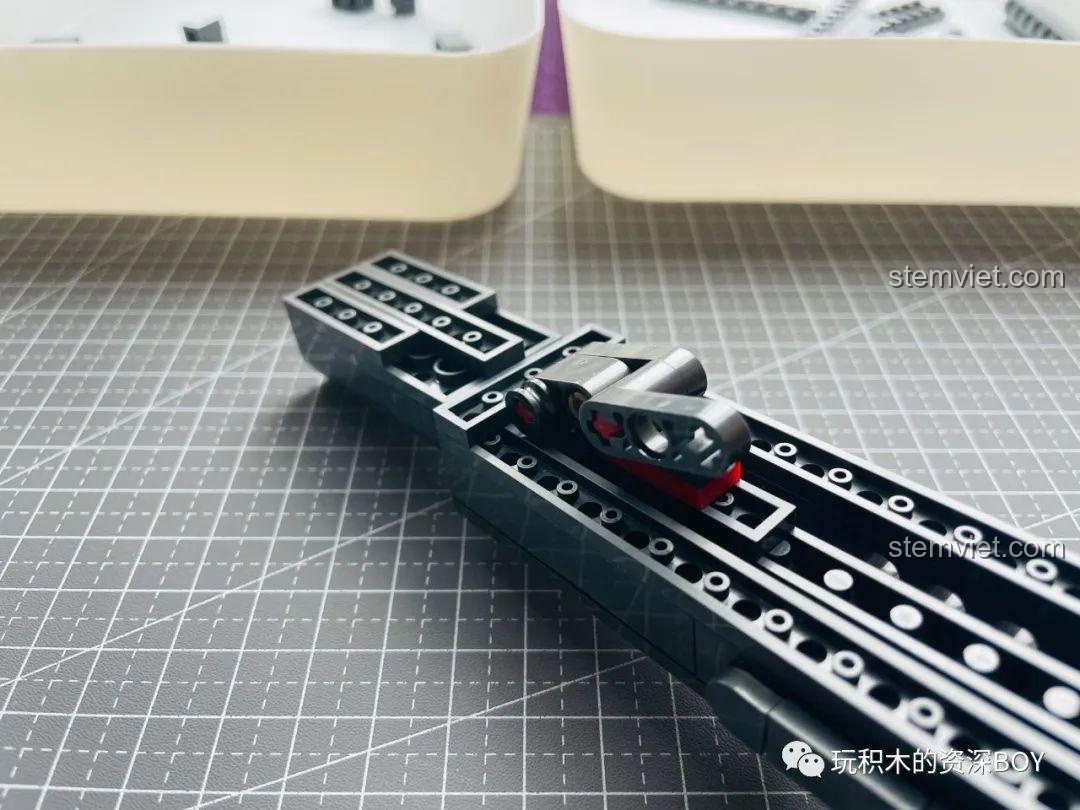 Cơ chế bắn của PanlosBrick 670007 M1911 đang được lắp vào thân súng, đảm bảo hoạt động trơn tru.