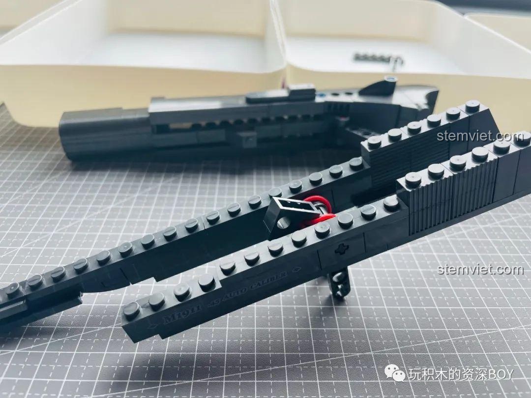 Cơ chế trượt của PanlosBrick 670007 M1911 đã được lắp vào, cho phép mô hình có thể kéo nòng.