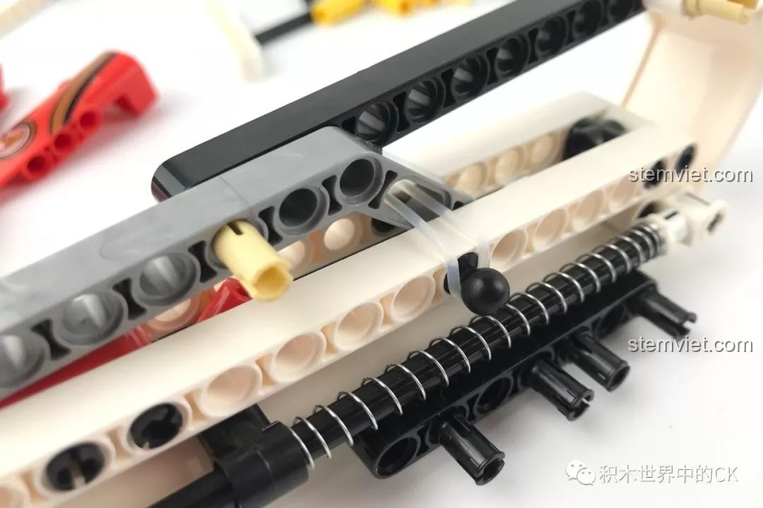 Lắp đặt vòng cao su và lò xo vào cơ chế bắn của súng Iron Man SY7017.