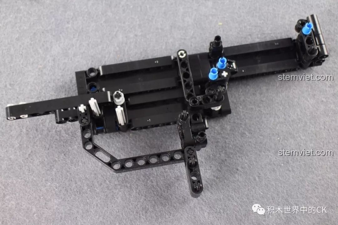 Lắp ráp cơ chế cò và búa đập của mô hình súng UZI CaDA, một bước quan trọng trong trải nghiệm CaDA C81008.