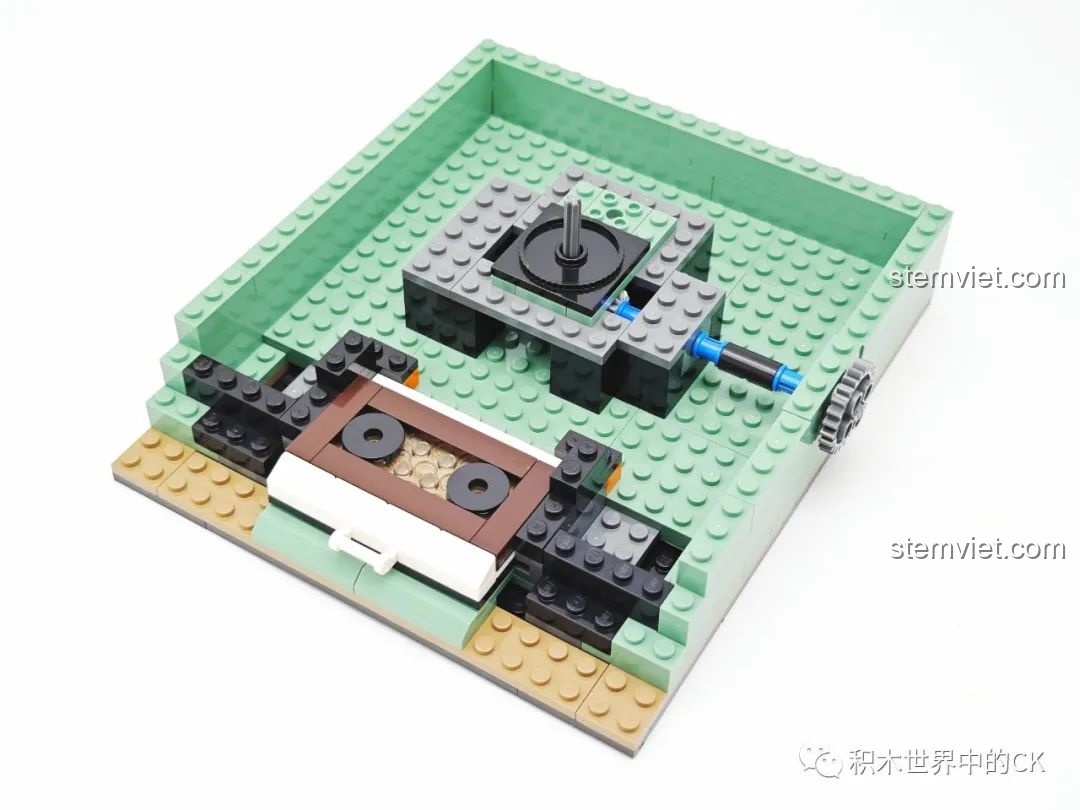 Lắp ráp cơ chế bánh răng và trục xoay của bộ Keeppley DZ0157, phần cốt lõi tạo nên chuyển động cho mô hình.