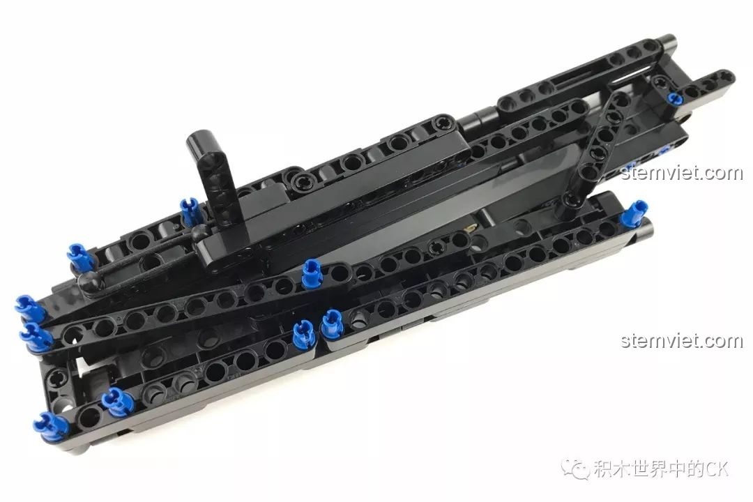 Gắn dây chun vào cơ chế lên đạn của bộ xếp hình CaDA C81006 siêu tiết kiệm.