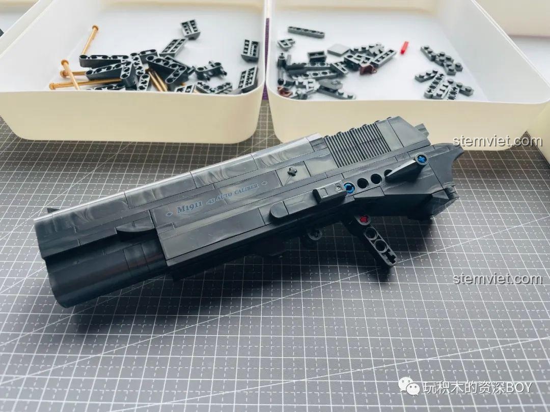 Các chi tiết của cò súng PanlosBrick 670007 M1911 đang được lắp ráp, đảm bảo cơ chế hoạt động.