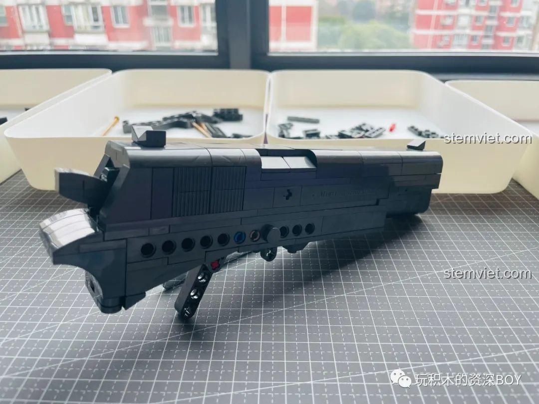 Cò súng PanlosBrick 670007 M1911 đã được lắp vào thân, mô hình gần như hoàn chỉnh với các chi tiết cuối cùng.