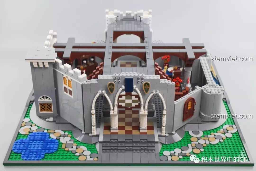 Lắp ráp cổng chính với các mái vòm và khiên trang trí cho bộ lắp ráp Tòa lâu đài nguy nga Mould King.