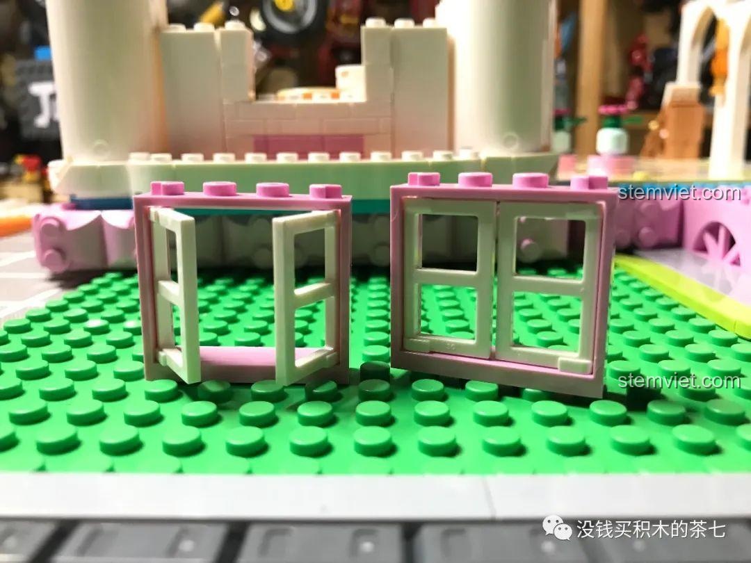 Lắp ráp cổng chính màu xanh của Lâu Đài Cổ Tích với các chi tiết trang trí tinh xảo.