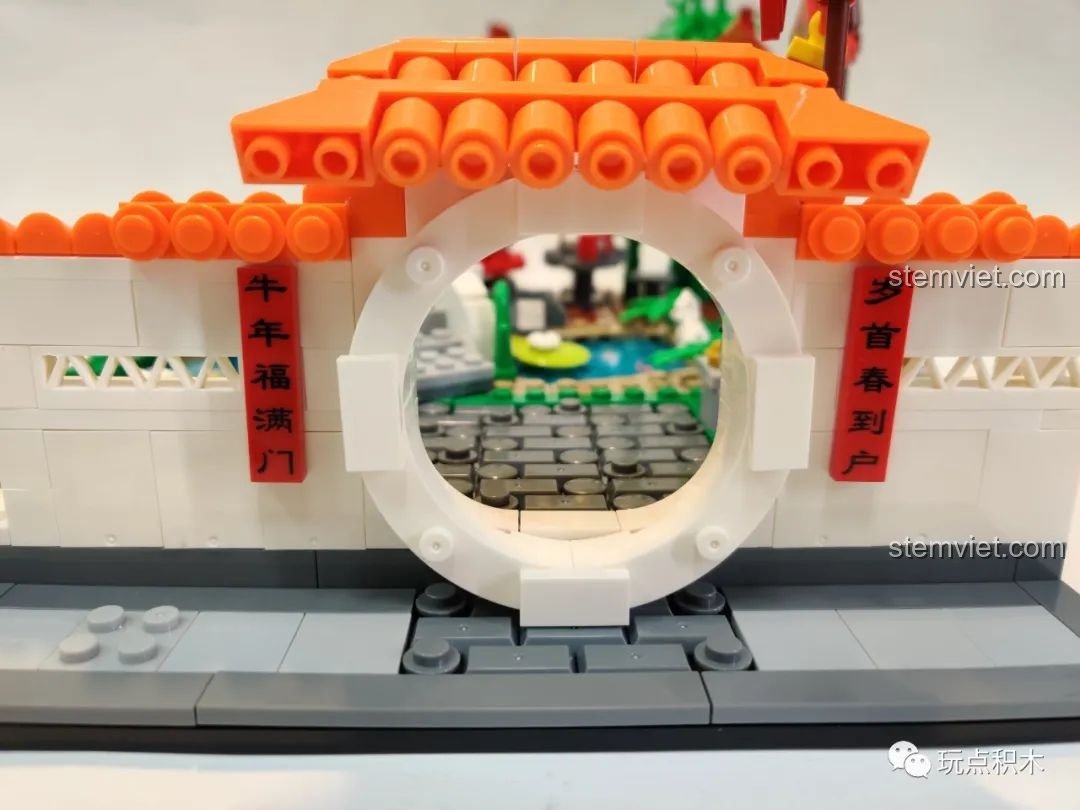 Cổng mặt trăng, một kiến trúc đặc trưng, đang được lắp ráp trong bộ WOMA C9123 Mô hình vườn cổ trang.