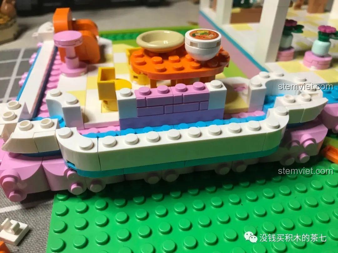 Lắp ráp các cột trụ tròn cho tầng một của Lâu Đài Công Chúa Ánh Sáng.