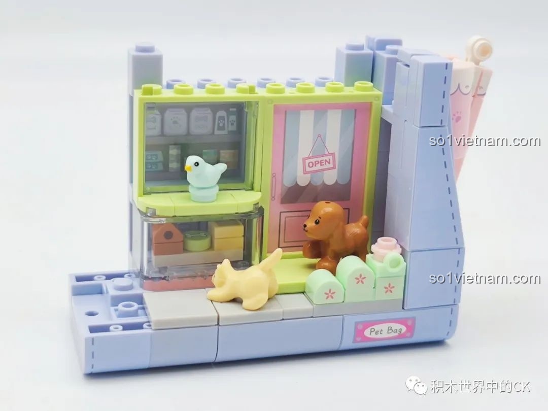 Quá trình lắp ráp cửa hàng thú cưng mini từ bộ Wekki 516908, một hoạt động rèn luyện sự khéo léo cho trẻ.