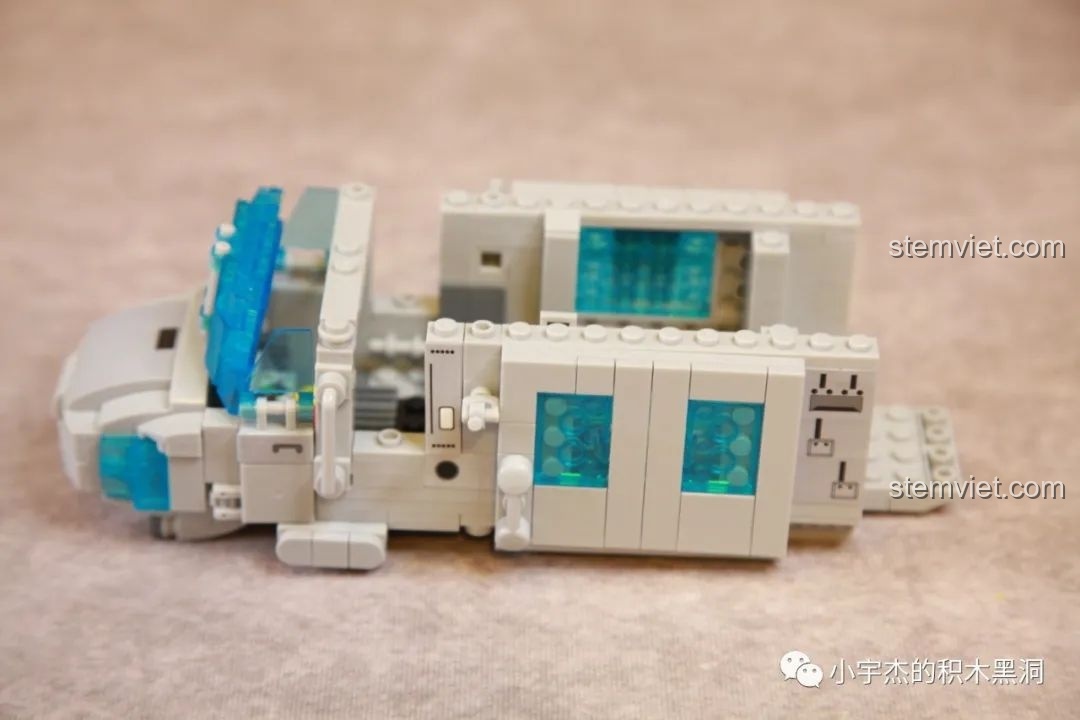 Lắp ráp phần cửa hông cho mô hình Trực thăng vận tải UH-60 C0897, chuẩn bị cho cơ chế cửa trượt độc đáo.