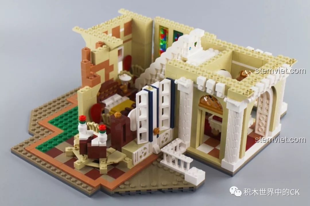 Lắp ráp các chi tiết tinh xảo như cửa sổ kính màu cho bộ đồ chơi xây dựng Lâu đài công chúa.