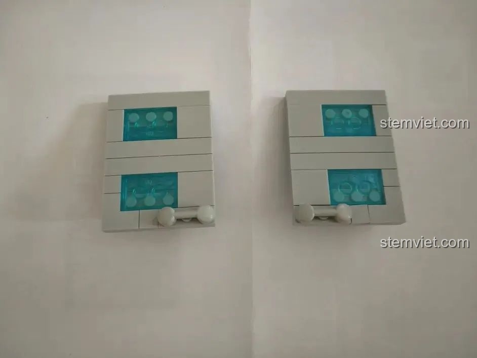 Hai cánh cửa trượt bên hông của mô hình trực thăng WOMA C0897 được lắp ráp hoàn chỉnh.