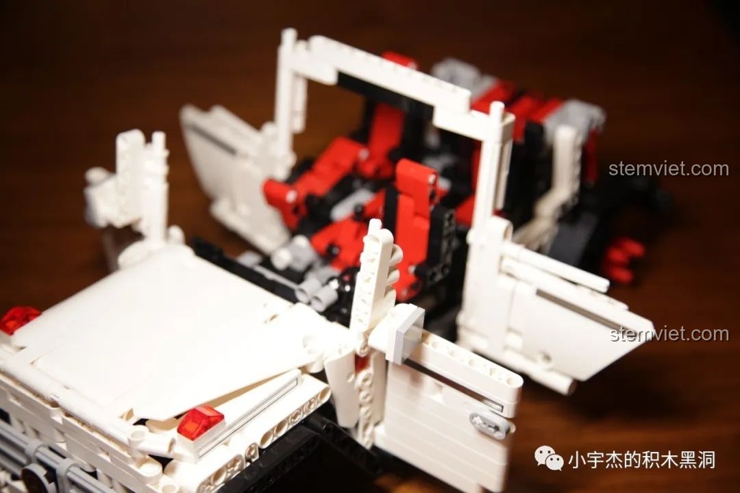 Lắp ráp cửa xe cho mô hình Mould King 13069, cả bốn cửa đều có thể mở được.