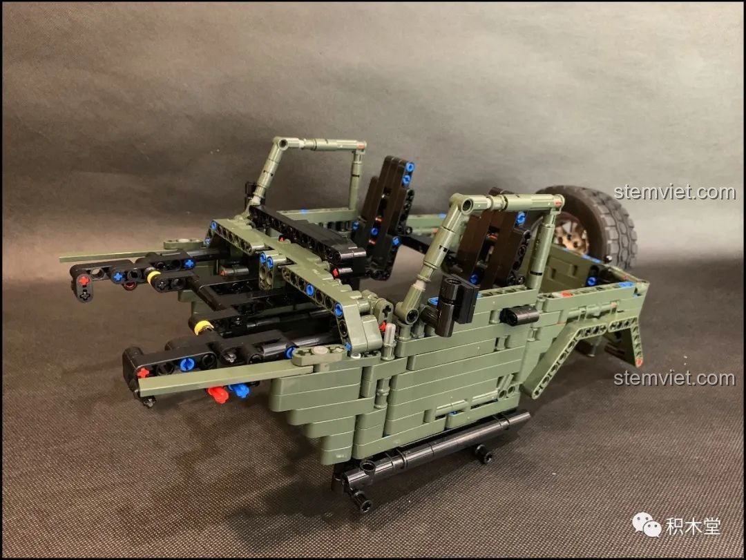 Lắp ráp cửa xe và bảng điều khiển của Jeep Wrangler Rubicon màu xanh quân đội 13124.