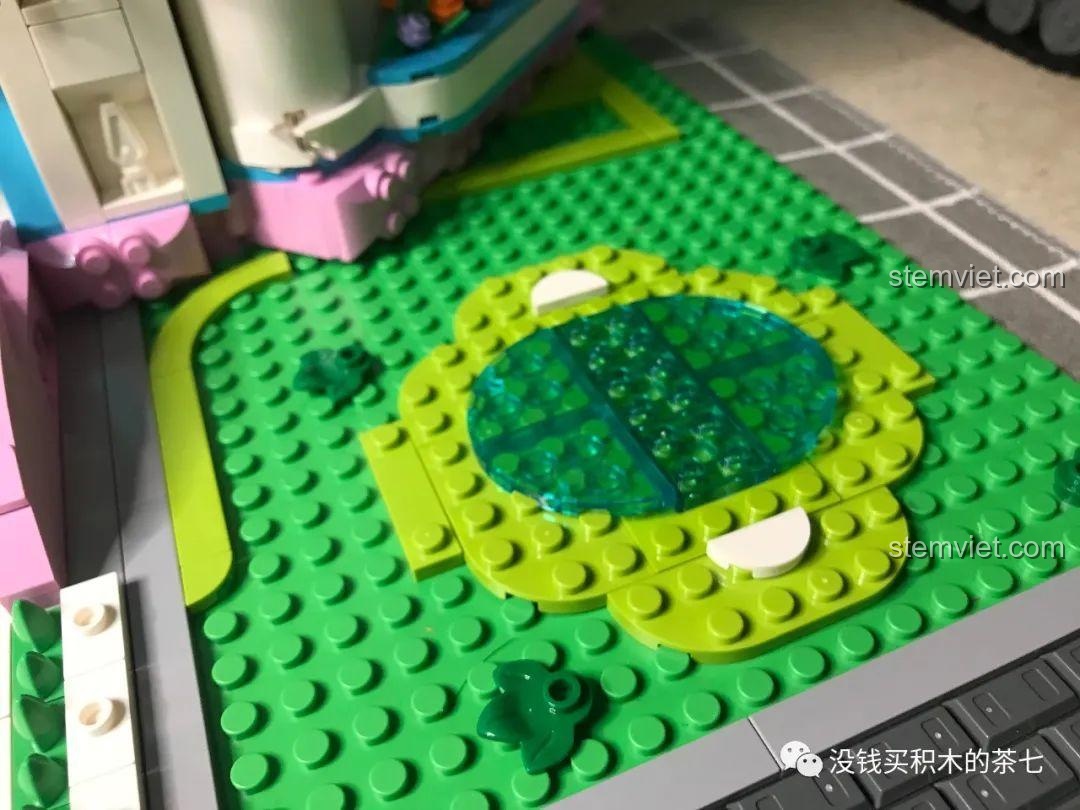 Lắp ráp đài phun nước với các chi tiết trong suốt để tạo hiệu ứng nước chảy.