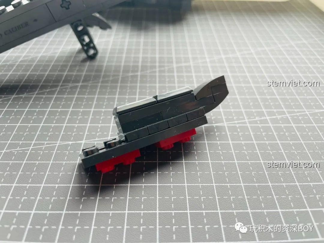 Chi tiết phần đầu nòng súng của PanlosBrick 670007 M1911, các mảnh ghép nhỏ tạo hình dáng sắc nét.