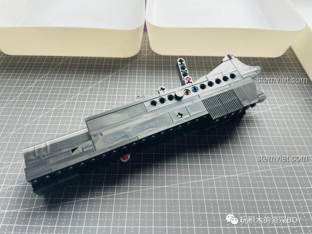 Đầu nòng súng PanlosBrick 670007 M1911 đã được gắn vào thân, mô hình dần hoàn chỉnh.