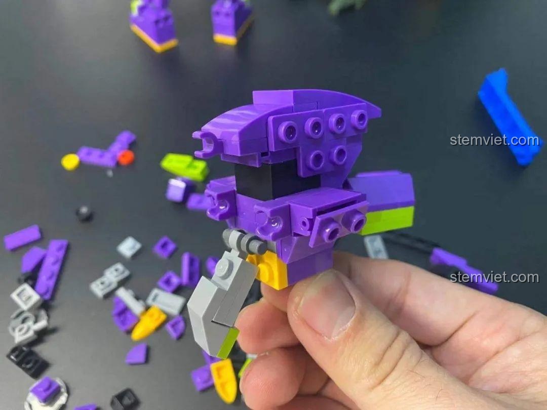 Quá trình lắp ráp phần đầu của robot Evangelion Keeppley K20302 với các mảnh ghép màu tím.