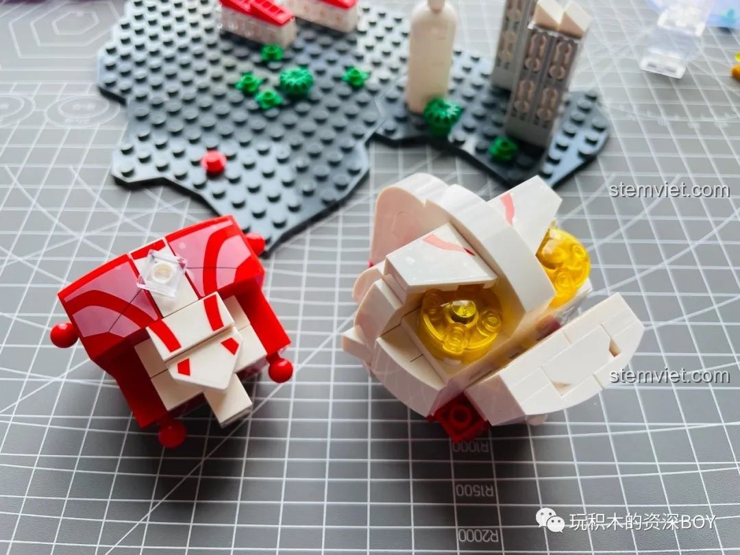 Chi tiết các bộ phận đầu và thân của mô hình Ultraman Mebius SEMBO 108518 đang trong quá trình lắp ráp.