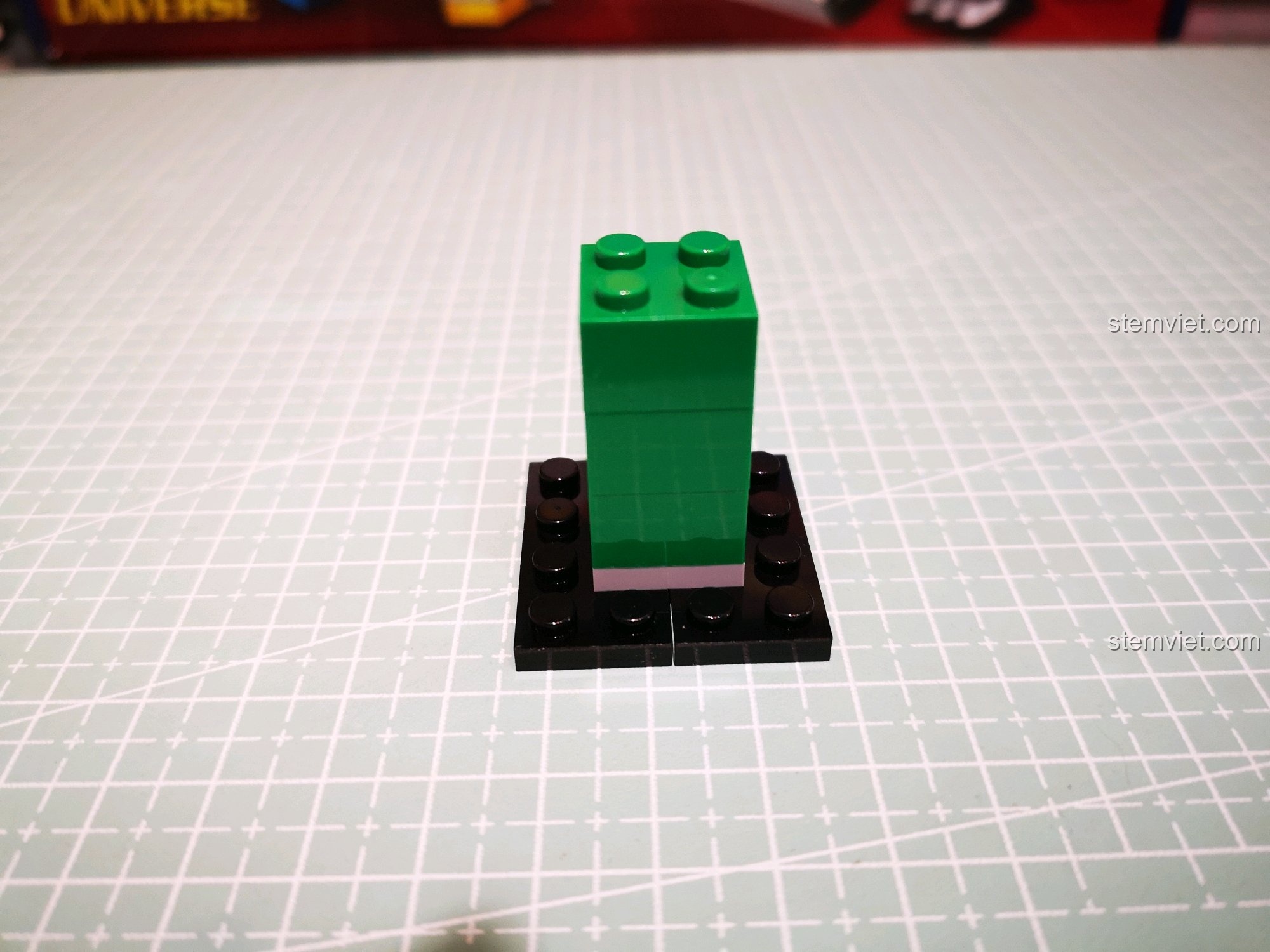 Bắt đầu lắp ráp phần đầu của Voltron với các chi tiết nhỏ.